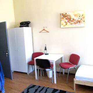 Хостелы 25 Hours Hostel Вильнюс Трехместный номер с основными удобствами-3