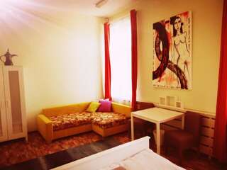 Хостелы 25 Hours Hostel Вильнюс Трехместный номер-4