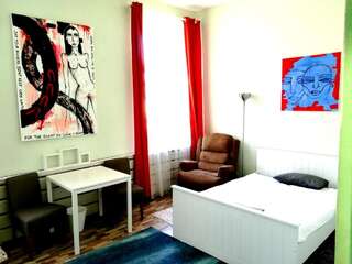 Хостелы 25 Hours Hostel Вильнюс Трехместный номер-5