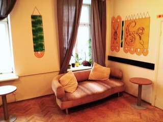 Хостелы 25 Hours Hostel Вильнюс Кровать в общем мужском номере с 5 кроватями-4