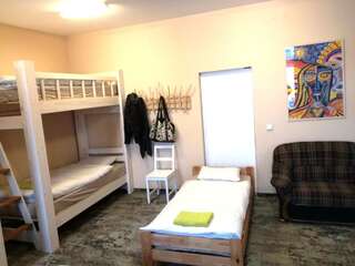Хостелы 25 Hours Hostel Вильнюс Общий номер для женщин с 6 кроватями-6