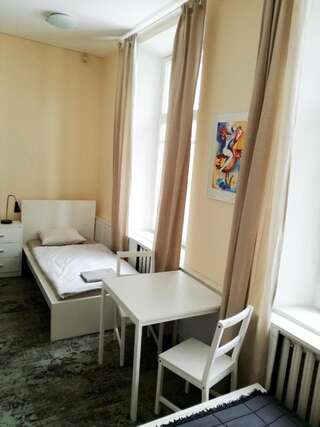 Хостелы 25 Hours Hostel Вильнюс Трехместный номер-3