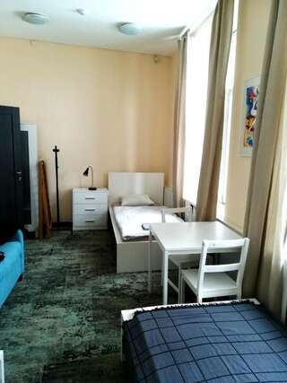 Хостелы 25 Hours Hostel Вильнюс Трехместный номер-5