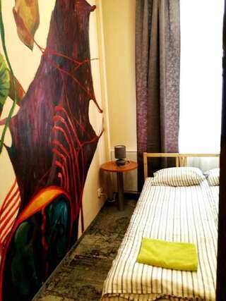 Хостелы 25 Hours Hostel Вильнюс Двухместный номер с 1 кроватью и общей ванной комнатой-7