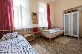 Хостелы 25 Hours Hostel Вильнюс Стандартный двухместный номер с 2 отдельными кроватями и общей ванной комнатой-2