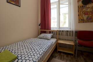 Хостелы 25 Hours Hostel Вильнюс Стандартный двухместный номер с 2 отдельными кроватями и общей ванной комнатой-3