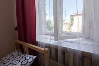 Хостелы 25 Hours Hostel Вильнюс Стандартный двухместный номер с 2 отдельными кроватями и общей ванной комнатой-5
