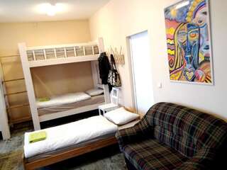 Хостелы 25 Hours Hostel Вильнюс Общий номер для женщин с 6 кроватями-3